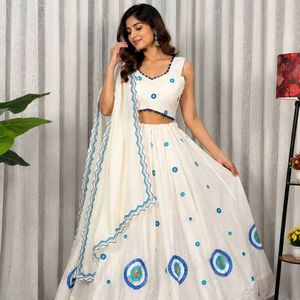 Lehenga Choli en soie Vichitra blanche lourde avec travail miroir et dupatta brodé, prix de gros par Royal Export - Product Image 2