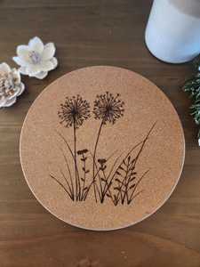 Sous-verre rond en liège gravé au laser motif pissenlit botanique, support de boisson en liège naturel, coussin pour tasse à café, protection de surface de table - Product Image 1
