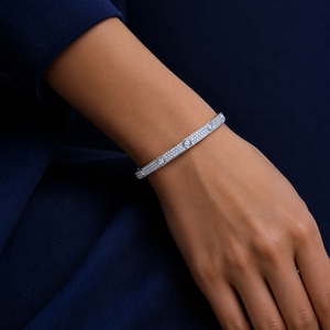 Brazalete Clásico de Plata 925 con Diamantes Redondos en Canal, Bañado en Rodio, Joyería Unisex para Uso Diario - Product Image 2