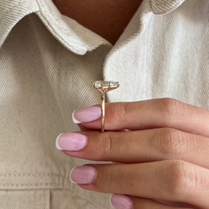 Anillo de compromiso y boda clásico con diamante de corte pera de 3 quilates cultivado en laboratorio, certificado IGI, engaste invisible en oro, ideal para fiestas. - Product Image 3