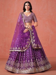 Robe de demoiselle d'honneur en organza brodé violet avec haut court à col en V et manches courtes, coupe trapèze, longueur au sol - Product Image 4