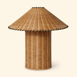 Petite lampe de bureau en rotin brun, lampe de table artisanale haut de gamme, décoration d'appoint pour tables de nuit - Product Image 1