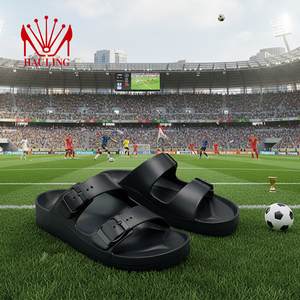 Fábrica de sandalias EVA personalizadas con punta abierta, produciendo sandalias tipo chanclas inspiradas en el fútbol para mercados promocionales y minoristas. - Product Image 1