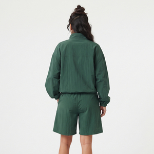 Conjunto de Pantalones Cortos y Chaqueta Cortavientos Impermeable de Manga Larga con Capucha para Mujer, Diseño Sólido y Resistente a la Lluvia, Dos Piezas para Senderismo - Product Image 2