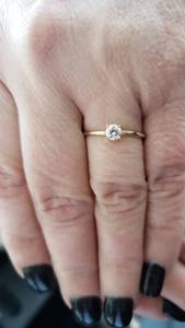 Anillo de Diamante Cultivado en Laboratorio de 0.30 CT en Oro de 18K |   Anillo de Compromiso Elegante y Minimalista |   Joyería nupcial certificada por IGI - Product Image 3
