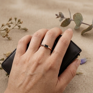 Bague en or rose 14 carats avec diamants noirs baguette, bague minimaliste empilable, bijoux fins pour femmes, cadeau - Product Image 4