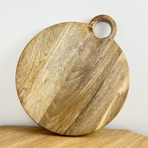 Planche de préparation alimentaire en bois artisanal, planche à découper ronde en bois avec poignée pour servir et couper - Product Image 4