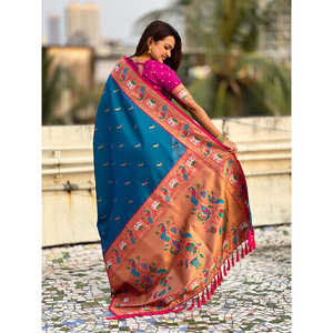 Elegante Sari Paithani de Seda Suave Azul con Diseño de Cisne para Vestidos de Noche - Product Image 4