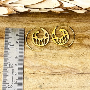 Último Diseño Pendientes de Aro Boho con Espiral de Loto, Pendientes Tribales de Latón para Mujer, Pendientes Florales en Espiral Bañados en Oro de 18k, Venta al por Mayor OEM - Product Image 6