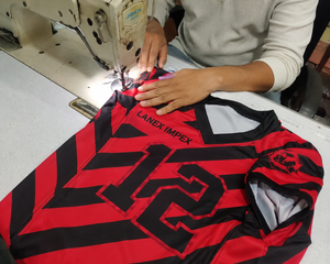 Ensemble d'uniformes de football américain rayés rouge et noir personnalisés, vêtements d'entraînement pour hommes, impression par sublimation, polyester respirant, service OEM - Product Image 5