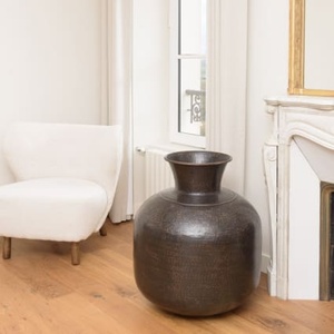 Vase de table en métal noir minimaliste, style distinctif, cadre naturel, fait main, hauteur 22 cm, avec design en anneau, pièce d'art décorative - Product Image 5