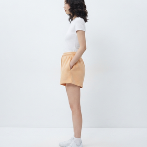 Shorts en coton éponge pour femme, fabriqués par un fabricant OEM, avec cordon de serrage à la taille et logo imprimé, coupe décontractée, taille mi-haute, couleur beige. - Product Image 2