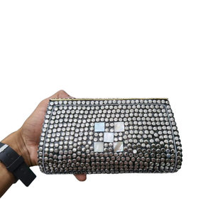 Medalla Vintage de Latón Shakuntala - Medalla Ecológica Grabada con Láser con Tema de Amor, Pulida y Hecha a Mano para Mujer - Product Image 3