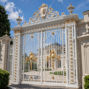 Portail de villa de luxe en fer forgé, orné de motifs roulés, pour entrée principale sécurisée de manoir, maison ou allée. - Product Image 3