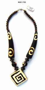 Collier ethnique en perles d'os à motif cœur, bijou unisexe tendance, design fait main pour les fêtes, prix de gros - Product Image 3