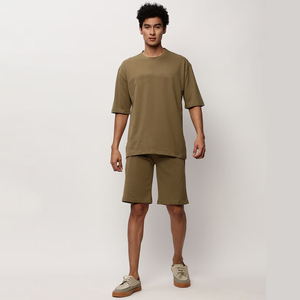 เสื้อยืดคอกลมสีเทาและเขียวแบบคัลเลอร์บล็อกกิ้งสำหรับผู้ชาย พร้อมกางเกงขาสั้น ชุดลำลองสำหรับฤดูร้อน ผ้าถัก ระบายอากาศได้ดี - Product Image 1