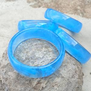 Bracelet jonc en résine bleue fait main, large et rétro, joncs en résine personnalisés - Product Image 5