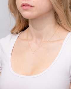 Collier pendentif en or jaune en forme de V avec diamant de laboratoire cultivé en forme de cœur - Product Image 3