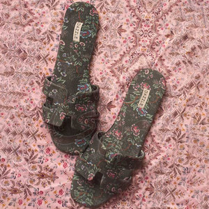 Sandales antidérapantes en velours avec semelle extérieure en cuir véritable, motif floral intégral tendance et de haute qualité, imprimé Santique Blossom - Product Image 3