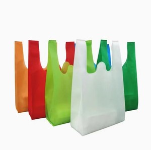 Sac fourre-tout réutilisable en PP non tissé, design T-shirt imprimé personnalisé, élégant et coloré, recyclable, pour courses et cadeaux, vente en gros usine - Product Image 5
