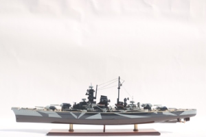 Maquette de navire de guerre allemand Tirpitz en bois, camouflage fait main - Modèle réduit de classe Bismarck de la Seconde Guerre mondiale pour la décoration de la maison ou du bureau - Product Image 4