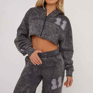 Conjunto deportivo personalizado de alta calidad en tela French Terry para mujer, con pantalones acampanados de pierna ancha y sudadera corta con cremallera. - Product Image 5