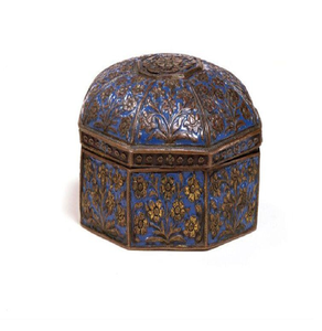 Pandán dorado antiguo con intrincados grabados de enredaderas, disponible a precios de mayorista. - Product Image 3