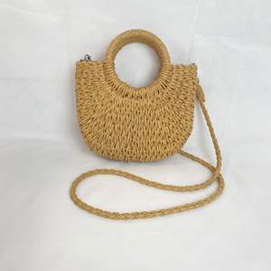 Attrapez l'attention partout où vous vous rendez avec ce sac élégant en fil naturel, conçu avec une texture tissée et une bandoulière pratique. - Product Image 4