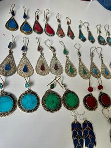 Boucles d'oreilles tribales traditionnelles afghanes de style Chandbali avec franges circulaires en pièces de monnaie en argent patiné et gravures florales détaillées - Product Image 5