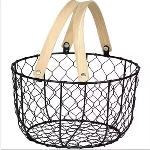 Cesta de alambre popular para frutas, redonda, negra, de malla de alambre de gallinero, con asas de madera dobles, para jardín - Product Image 1
