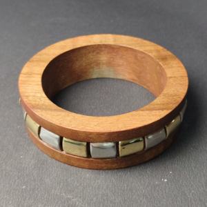 Bracelet en bois bicolore de qualité supérieure avec incrustation alternée de laiton et d'argent – Manchette géométrique moderne en bois poli à la main - Product Image 4