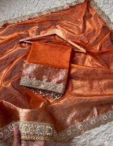Sari de Tela Banarasi Tejida con Diseño KV (Naranja) - Product Image 5