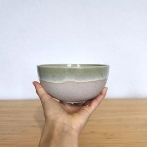 ชามเซรามิกทรงลึก ดีไซน์เรียบง่าย สีเขียวมะกอกเคลือบลายจุด ทนทาน ปลอดภัยสำหรับอาหาร เหมาะสำหรับการรับประทานอาหารในทุกวันในสไตล์โมเดิร์น - Product Image 4