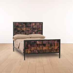 Lit de chambre à coucher de luxe haut de gamme fabriqué à la main en fer et en cuivre avec des panneaux décoratifs en cuivre et un support en métal massif - Product Image 3