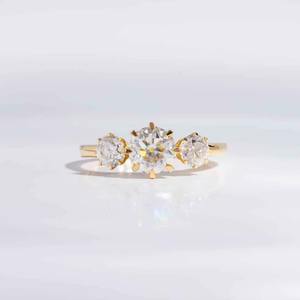 Anillo de Diamantes Moissanite de Tres Piedras de Lujo y Calidad Premium en Oro de 14K para Compromiso o Regalo de Aniversario Disponible en Oferta - Product Image 1