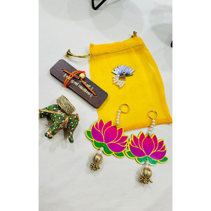 Sac Potli en Organza Fait Main avec Coffret Cadeau Spirituel |   Décoration murale Lotus & Durga Chalisa |   Sac de mariage indien traditionnel - Product Image 4