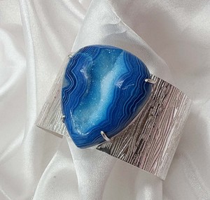 Bracelet manchette large ajustable fait main en argent plaqué avec pierre triangulaire en sucre druzy bleu ciel naturel sertie à griffes - Product Image 2