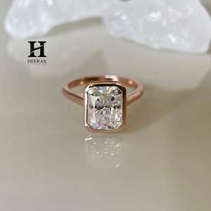 Bague de fiançailles moderne en or rose 14 carats avec diamant de laboratoire taille radiant 2 carats, sertie clos, certifiée, pour mariage - Product Image 3