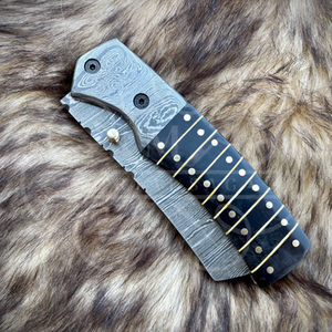 Cuchillo Plegable de Acero de Damasco Hecho a Mano con Mango de Cuerno Negro y Funda de Cuero - Product Image 5