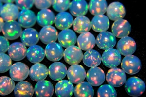 พลอยโอปอลเอธิโอเปียธรรมชาติ ทรงเหลี่ยมเจียระไนแบบคาโบชอง สีสันสวยงาม หลากสี พร้อมประกายไฟ ใช้เป็นพลอยประจำเดือนเกิด เหมาะสำหรับทำเครื่องประดับ - Product Image 6
