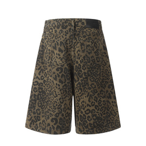 Shorts en jean coupe droite imprimé léopard pour homme – Style streetwear punk décontracté, coupe ample et jambe large, idéal pour l'été - Product Image 2