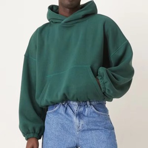 เสื้อฮู้ดดี้สีเขียวเข้มทรงโอเวอร์ไซส์สำหรับผู้ชาย มีกระเป๋าหน้าและปลายแขนแบบริบ แต่งสไตล์ลำลองแนวสตรีทแวร์ - Product Image 4