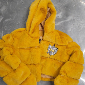 Manteau court en fausse fourrure jaune doré pour femme, veste à capuche en peluche avec patch brodé, chaud et tendance pour l'hiver, style streetwear duveteux - Product Image 1