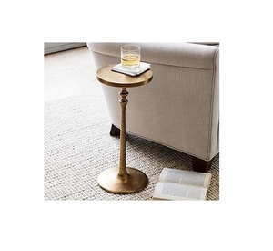 Table d'appoint décorative en métal offrant un style élégant et une finition durable pour l'intérieur de la maison ou du bureau - Product Image 1