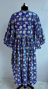 Robe midi décontractée en coton ample bleu style bohème chic avec imprimé main et col noué à manches courtes pour femme - Product Image 4