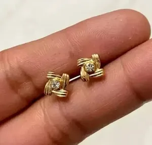 Pendientes de mujer con diamantes de imitación de corte redondo, chapados en oro amarillo de 14 quilates - Product Image 4
