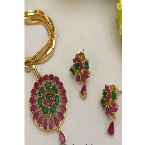 Ensemble collier et boucles d'oreilles classiques en laiton plaqué or de qualité supérieure avec moissanite, pour femme - Product Image 1