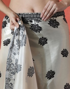 Sari KV de Seda Chinon con Estampado Floral Tradicional, Listo para Usar, con Blusa sin Coser para Fiestas y Eventos - Product Image 5
