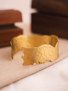 กำไลข้อมือดีไซน์แบบกว้างพร้อมพื้นผิวหยาบและขอบที่ไม่สม่ำเสมอ - Product Image 2