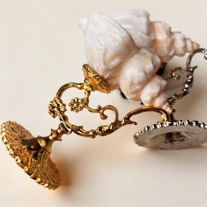 Verre à vin en métal design et coquillage marin, best-seller, ajoute une touche d'élégance à la dégustation quotidienne. Conçu pour une durabilité accrue. - Product Image 4